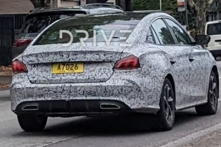 Không rõ tại Úc xe sẽ được phân phối mấy phiên bản, tuy nhiên, tại quê nhà Trung Quốc, xe được bán ra với 3 phiên bản. Ở phiên bản cao cấp, giá xe MG5 2023 gần 30.000 USD (khoảng 710 triệu đồng). Cung cấp sức mạnh cho biến thể này là khối động cơ tăng áp 1,5 lít có công suất 172 mã lực và mô-men xoắn 275 Nm.