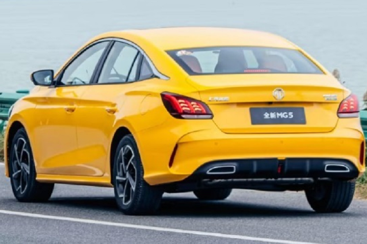 Không chỉ thế, chiếc sedan cỡ C này còn có cửa sổ trời, điều hoà nhiệt độ với 8 cửa gió, điều chỉnh bằng cảm ứng, có cửa gió điều hoà cho hàng ghế sau, kết hợp với hệ thống lọc bụi mịn PM2.5 giúp cho không gian xe luôn thoáng đãng, an toàn và dễ chịu.