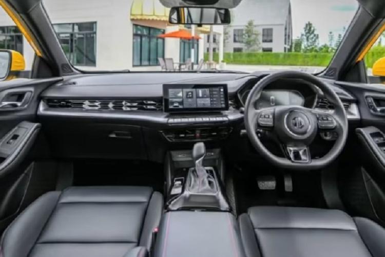 Bên cạnh đó, MG5 2023 cũng có thêm tùy chọn động cơ xăng 4 xy-lanh, dung tích 1.5L với công suất 120 mã lực và mô-men xoắn 150 Nm. Bên cạnh đó, tại Trung Quốc, MG5 còn có phiên bản MG5 Scorpio. Mặc dù phiên bản này sở hữu nhiều trang bị ấn tượng cùng động cơ mạnh mẽ nhưng lại không được mở bán tại Úc.