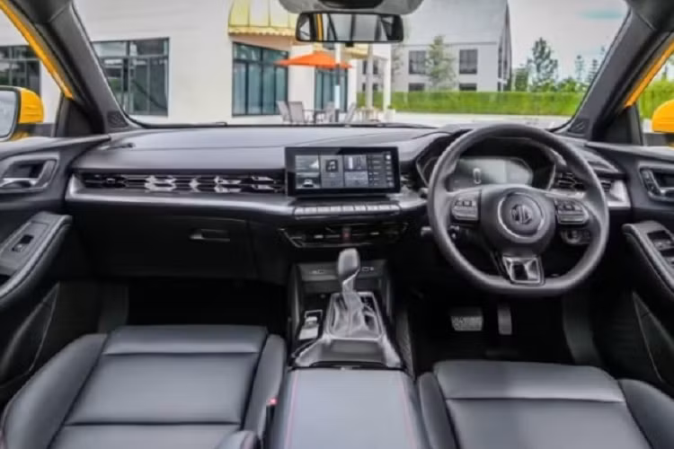 Bên cạnh đó, MG5 2023 cũng có thêm tùy chọn động cơ xăng 4 xy-lanh, dung tích 1.5L với công suất 120 mã lực và mô-men xoắn 150 Nm. Bên cạnh đó, tại Trung Quốc, MG5 còn có phiên bản MG5 Scorpio. Mặc dù phiên bản này sở hữu nhiều trang bị ấn tượng cùng động cơ mạnh mẽ nhưng lại không được mở bán tại Úc.