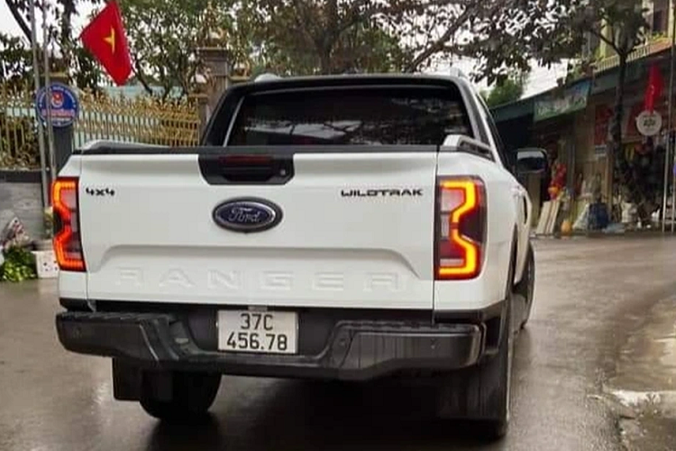 Chiếc Ford Ranger Wildtrak biển VIP này được định giá từ 1,8 tỷ đồng đến 2,1 tỷ đồng. Hiện tại, mẫu xe bán tải Ford Ranger Wildtrak thế hệ mới đang được bán chính hãng với giá niêm yết 965 triệu đồng, tính cả chi phí lăn bánh ở Nghệ An, chủ xe phải bỏ ra số tiền tổng cộng 1,03 tỷ đồng.