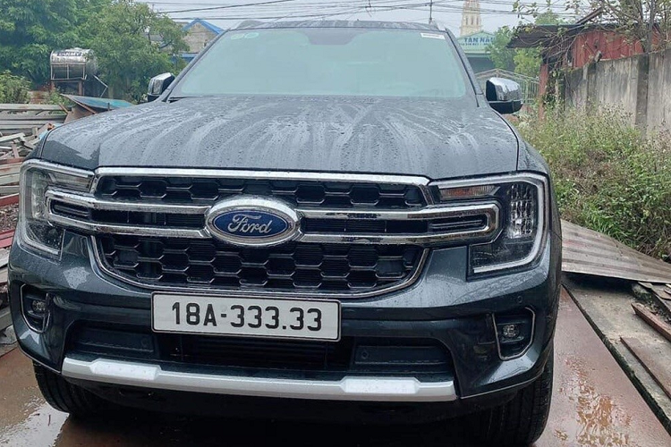  Ford Everest mang biển 18A-333.33 Chủ xe “mát tay” tại Nam Định đã bấm trúng biển số 18A-333.33 cho chiếc Ford Everest của mình. Chủ xe sau đó đã muốn bán chiếc Ford Everest 2023 biển ngũ quý 3 của mình với giá 2,7 tỷ đồng. Như vậy, so với giá lăn bánh trung bình của Ford Everest mới (khoảng 1,38 tỷ đồng), chiếc xe đeo biển số đẹp này đắt gấp đôi.