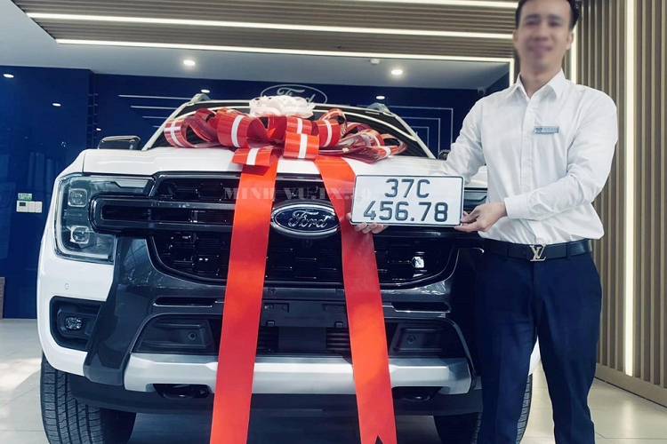  Ford Ranger Wildtrak mang biển 37C-456.78 Chủ nhân của chiếc xe này đã nhờ nhân viên bán hàng tại đại lý đi bấm biển hộ và may mắn trúng ngay biển 456.78. Theo quan niệm của giới chơi biển số tại Việt Nam, đây là biển "sảnh rồng" và cũng rất được yêu thích.