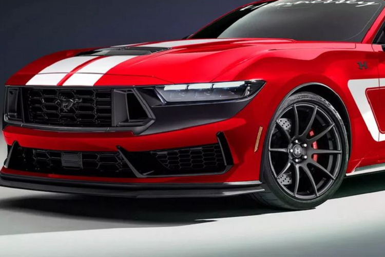 Chiếc S650 Mustang Dark Horse mới của Ford lăn bánh khỏi nhà máy sản xuất với động cơ Coyote V8 5.0 lít thế hệ thứ tư mạnh 500 mã lực (372 kW). Người mua có thể chỉ định hộp số sàn 6 cấp từ Tremec hoặc hộp số tự động 10 cấp của Ford. Ở cả hai cấu hình, xe đều được trang bị hệ thống phanh Brembo lớn.