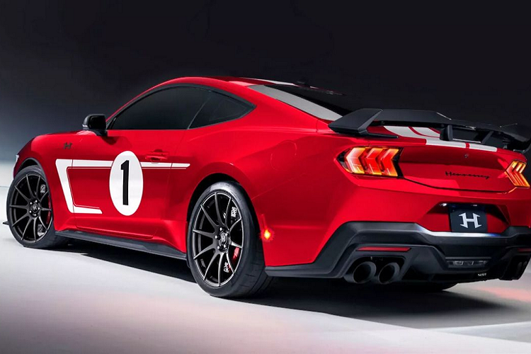 Tuy nhiên, sau khi “qua tay” nhà độ Hennessey Performance đình đám, sức mạnh của Mustang Dark Horse 2024 đã được tăng lên thêm 70%. Để đạt được điều này, Hennessey đã bổ sung bộ siêu nạp mới lớn hơn, kim phun nhiên liệu tốt hơn và bơm nhiên liệu nâng cấp, kết hợp cùng với phần mềm điều chỉnh HPE Engine Management. Kết quả là chiếc Mustang đã sở hữu công suất lên đến 850 mã lực và mô-men xoắn 880 Nm.