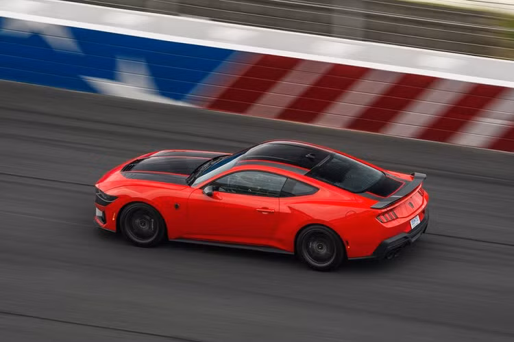 Bên cạnh việc nâng cấp động cơ, Hennessey Performance còn thay đổi một số chi tiết ngoại thất của Ford Mustang Dark Horse 2024 hàng khủng này, gồm: mâm xe bằng nhôm rèn mới, cánh gió sau bằng sợi carbon, ốp sườn bằng sợi carbon và bộ chia gió trước bằng sợi carbon.