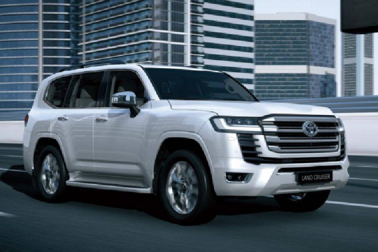 Cung cấp sức mạnh cho Land Cruiser LC300 là động cơ xăng 3.5L V6 tăng áp kép, sản sinh công suất cực đại 409 mã lực tại 5.200 vòng/phút, mô-men xoắn cực đại đạt 650 Nm trong dải vòng tua 2.000 - 3.600 vòng/phút, đi kèm hộp số tự động 10 cấp và hệ dẫn động bốn bánh toàn thời gian