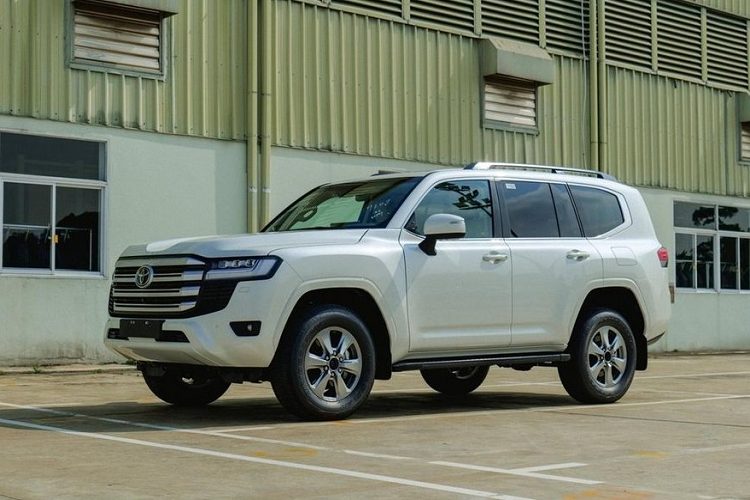 Trước đó, không chỉ tại Việt Nam mà cả thị trường nước ngoài, Toyota Land Cruiser LC300 luôn trong tình trạng cháy hàng. Nguyên nhân thiếu xe bàn giao đến từ việc khan hiếm nguồn cung nguyên liệu dẫn đến tình trạng hãng xe không thể tăng sản lượng để đáp ứng nhu cầu thị trường.