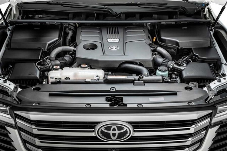 Toyota Land Cruiser LC300 thế hệ mới ra mắt tại Việt Nam vào tháng 7/2021, xe nhận được sự phản hồi tích cực từ thị trường nhờ vào diện mạo mới mẻ, hiện đại và mạnh mẽ hơn bản tiền nhiệm. Khoang cabin được trang bị nhiều tiện ích như: màn hình giải trí 12,3 inch, điều hòa tự động 4 vùng độc lập, 14 loa JBL, phanh tay điện tử...