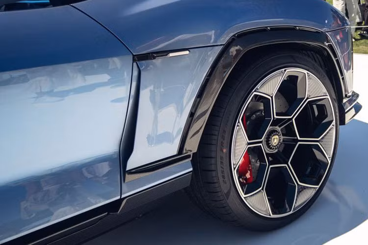 Khu vực phía trước của Lanzador được thiết kế đậm chất Lamborghini và gợi liên tưởng đến đàn anh Urus. Tại đây, xe được trang bị hệ thống đèn 2 tầng và những hốc gió cỡ lớn.