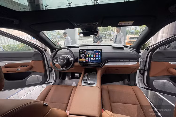 VF9 có động cơ điện có công suất tối đa lên tới 300kW (402 mã lực), mô-men xoắn cực đại 620 Nm mang đến khả năng vận hành mạnh mẽ. Về tính năng, xe được tích hợp hệ thống trợ lái nâng cao (ADAS) với một số tính năng cấp độ 2, bộ ứng dụng tiện ích và giải trí thông minh (Smart Services).