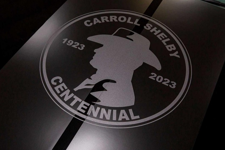 Cụ thể, khi bạn nằm số các khách hàng được mua Ford Mustang Carroll Shelby Centennial Edition 2023 sẽ có 1 chiếc mũ Stetson màu đen có chữ ký và sách Shelby Centennial do nhóm Shelby xuất bản