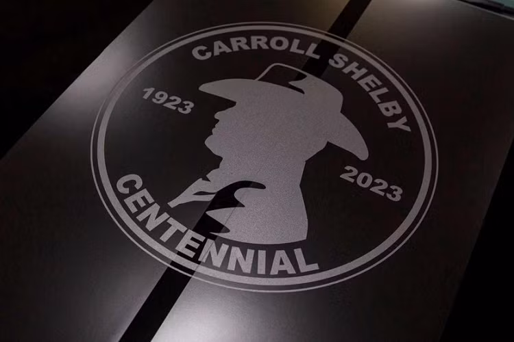 Cụ thể, khi bạn nằm số các khách hàng được mua Ford Mustang Carroll Shelby Centennial Edition 2023 sẽ có 1 chiếc mũ Stetson màu đen có chữ ký và sách Shelby Centennial do nhóm Shelby xuất bản