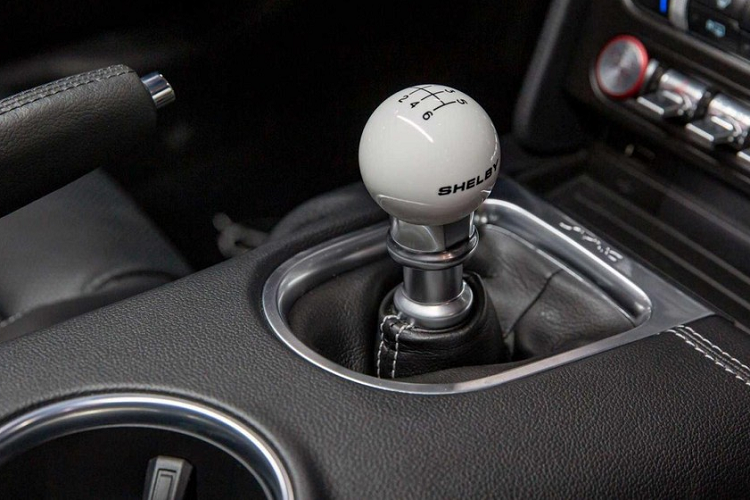 Bên trong, các tấm bệ cửa, thảm sàn và nội thất bọc da đều đi kèm với biểu tượng và huy hiệu Carroll Shelby Centennial Edition để chủ nhân cảm nhận được rõ nhất mình đang sở hữu 1 chiếc xe Ford Mustang GT bản sửa đổi của hãng độ Shelby American với chỉ 100 chiếc trên toàn cầu.