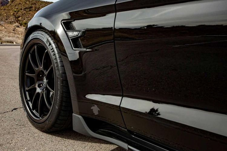 Nếu bạn đang chờ vào gói hiệu suất cao cho Ford Mustang Carroll Shelby Centennial Edition 2023 thì câu trả lời là 750 mã lực được bơm ra từ khối động cơ V8, dung tích 5.0 lít, siêu tăng áp Shelby Black.