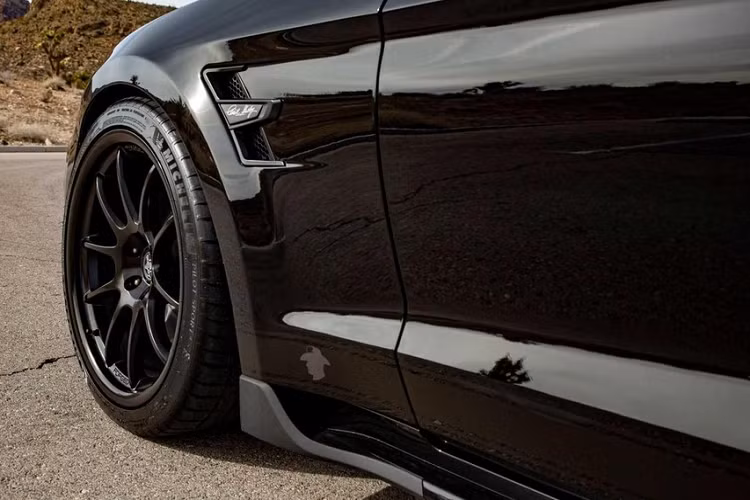 Nếu bạn đang chờ vào gói hiệu suất cao cho Ford Mustang Carroll Shelby Centennial Edition 2023 thì câu trả lời là 750 mã lực được bơm ra từ khối động cơ V8, dung tích 5.0 lít, siêu tăng áp Shelby Black.