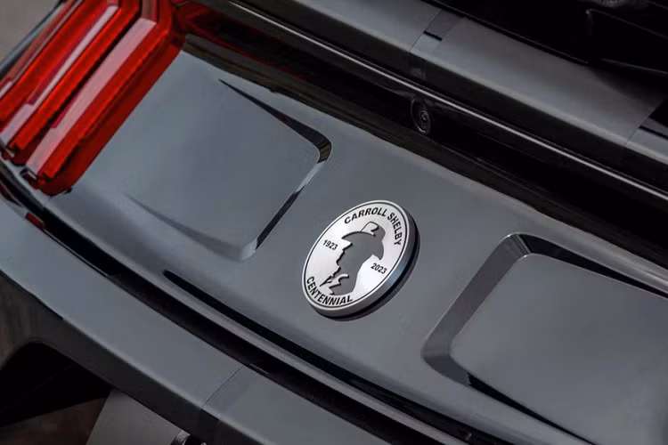 Tuy nhiên, hãng độ Shelby American chỉ tập trung vào các dấu hiệu nhận biết bên ngoài, nội thất và phụ kiện đi kèm cho 100 người sở hữu xe Carroll Shelby Centennial Edition 2023 mới nhiều hơn là việc chia sẻ mình đã làm gì để giúp chiếc xe đặc biệt này có 750 mã lực.