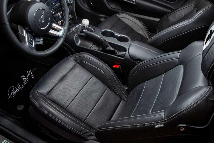 Tiếp đến là bộ tem đua màu đen thể thao Le Mans. Những sửa đổi thiết kế gồm cản trước mới, nắp capo thể thao, nẹp sườn bên hông và la-zăng 20 inch, được sơn đen mờ Satin Black mạnh mẽ. Chữ ký của ông Carroll Shelby được bố trí tại 2 cột C.