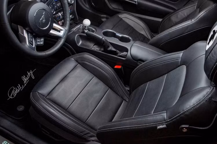 Tiếp đến là bộ tem đua màu đen thể thao Le Mans. Những sửa đổi thiết kế gồm cản trước mới, nắp capo thể thao, nẹp sườn bên hông và la-zăng 20 inch, được sơn đen mờ Satin Black mạnh mẽ. Chữ ký của ông Carroll Shelby được bố trí tại 2 cột C.