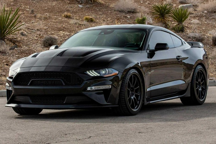 Người sáng lập lò độ Shelby American sinh vào ngày 11/1/1923 và vừa qua, là kỷ niệm 100 năm sinh nhật của tay đua này, vì thế, các hậu bối của ông ở Shelby American đã giới thiệu một chiếc xe Ford Mustang rất đặc biệt mang tên gọi Carroll Shelby Centennial Edition đặc biệt.