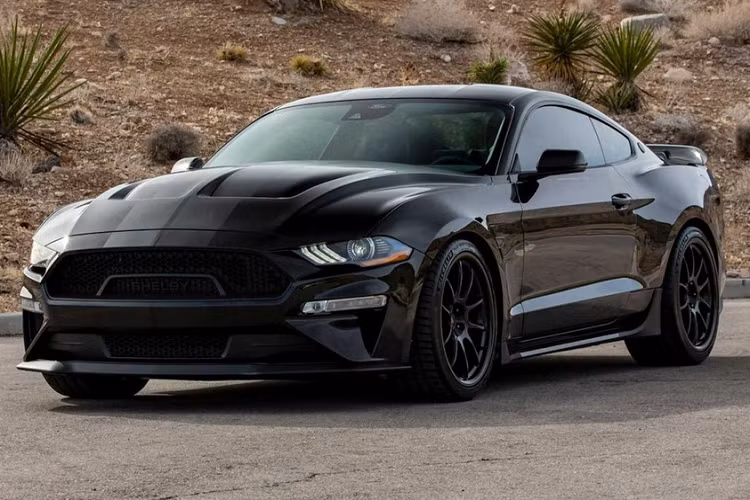 Người sáng lập lò độ Shelby American sinh vào ngày 11/1/1923 và vừa qua, là kỷ niệm 100 năm sinh nhật của tay đua này, vì thế, các hậu bối của ông ở Shelby American đã giới thiệu một chiếc xe Ford Mustang rất đặc biệt mang tên gọi Carroll Shelby Centennial Edition đặc biệt.