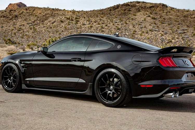 Đi kèm với động cơ này là tùy chọn hộp số sàn 6 cấp hoặc hộp số tự động 10 cấp, gói nâng cấp Carroll Shelby Centennial Edition Mustang có mức giá chính thức 49.995 USD, chưa bao gồm giá trị của chiếc Ford Mustang GT 2023 nguyên bản có giá từ 43.000 đô la.