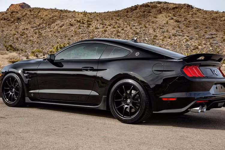 Đi kèm với động cơ này là tùy chọn hộp số sàn 6 cấp hoặc hộp số tự động 10 cấp, gói nâng cấp Carroll Shelby Centennial Edition Mustang có mức giá chính thức 49.995 USD, chưa bao gồm giá trị của chiếc Ford Mustang GT 2023 nguyên bản có giá từ 43.000 đô la.