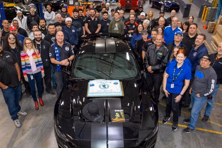 Phiên bản Ford Mustang Carroll Shelby Centennial Edition đã được hãng độ Shelby American sản xuất dựa trên Ford Mustang GT, sẽ chỉ có 100 chiếc được sản xuất và nếu về nước, nhiều khả năng "hắc mã" này sẽ nằm trong bộ sưu tập xe mà chủ nhân vốn rất thích các hãng có logo "ngựa".