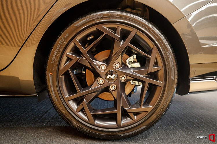 Cả cản trước và cản sau của xe đều có thêm nẹp màu bạc nằm vắt ngang, kéo dài sang hai bên chắn bùn. Ngoài ra, Hyundai Elantra N Line 2023 còn có những thay đổi giống bản thường như đèn pha LED với thiết kế mượt mà hơn, tích hợp dải đèn LED định vị ban ngày, khe gió nằm dọc ở hai góc cản trước, ốp trang trí sau cột C và đèn phản quang nằm cao hơn.