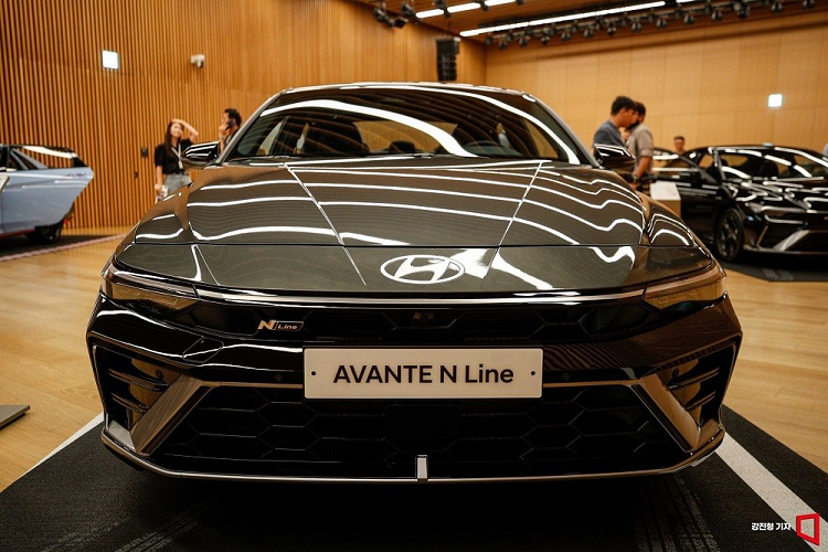 Hyundai Elantra N Line 2023 nâng cấp tiếp tục sở hữu ngoại hình mang hơi hướng thể thao và khác biệt so với bản thường. Có thể thấy rõ điều này qua khu vực đầu xe với lưới tản nhiệt hẹp nằm giữa 2 đèn pha và tích hợp logo N Line. Bên dưới là cản trước hầm hố hơn với hốc gió trung tâm rộng, được bao quanh bằng viền màu bạc. Cả lưới tản nhiệt và hốc gió trung tâm đều đi kèm mắt lưới tổ ong cỡ lớn