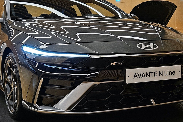 Điểm nhấn tiếp theo của Hyundai Elantra N Line 2023 hiệu suất cao là bộ vành hợp kim mới với đường kính 18 inch và thiết kế đa chấu phức tạp. Bộ vành này sơn màu đen nên tạo cảm giác khỏe khoắn hơn bản thường. Vòng về phía sau, chúng ta sẽ bắt gặp cánh gió đuôi tích hợp vào cửa cốp và 2 đầu ống xả bên dưới cản sau.