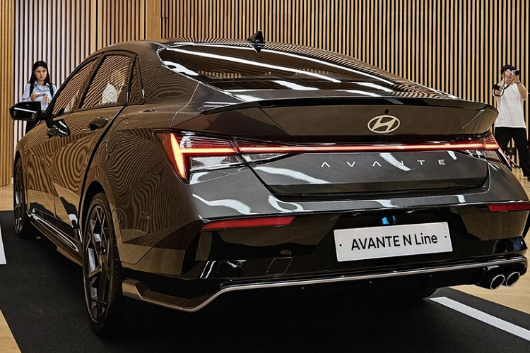 Bên trong xe, Hyundai Elantra N Line 2023 tạo sự khác biệt với bản thường bằng vô lăng 3 chấu và cần số thể thao hơn, đi kèm logo "N". Cả vô lăng, cần số và ghế của xe đều được bọc da màu đen với điểm nhấn màu đỏ tương phản.