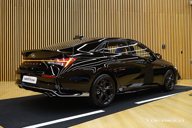 Bên cạnh đó là công nghệ mở/khóa cửa bằng điện thoại/đồng hồ thông minh thay cho chìa khóa và điều hòa tự động có thể tiếp tục chạy ngay cả khi người dùng rời khỏi xe để giảm độ ẩm hoặc chống ẩm mốc/mùi khó chịu. Nằm bên dưới nắp ca-pô của Hyundai Elantra N Line 2023 ở Hàn Quốc là 2 tùy chọn động cơ.