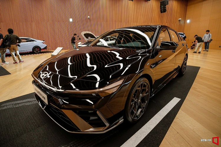 Hệ thống hỗ trợ giới hạn tốc độ thông minh, quan sát toàn cảnh với camera 360 độ và cảnh báo khoảng cách đỗ xe trước/sau cũng có trên xe. Ở thị trường Hàn Quốc, giá xe Hyundai Elantra N Line 2023 dao động từ 23,92 - 29,41 triệu Won (tương đương 444 - 545 triệu đồng). Sau Hàn Quốc, mẫu xe này có thể sẽ tiếp tục ra mắt những thị trường khác như Việt Nam.