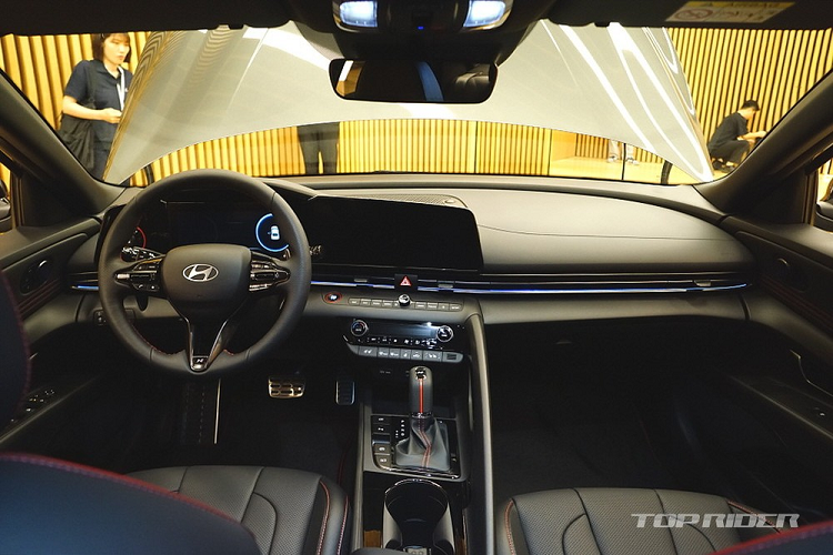 Những trang bị nội thất còn lại của Hyundai Elantra N Line 2023 được giữ nguyên như bản thường, bao gồm bảng đồng hồ kỹ thuật số và màn hình cảm ứng trung tâm nối liền nhau, cùng có kích thước 10,25 inch, camera hành trình tích hợp trên đỉnh kính lái, hệ thống âm thanh Bose 8 loa kèm cả ampli, sạc điện thoại không dây, ghế trước sưởi/thông hơi hay sưởi ghế sau.