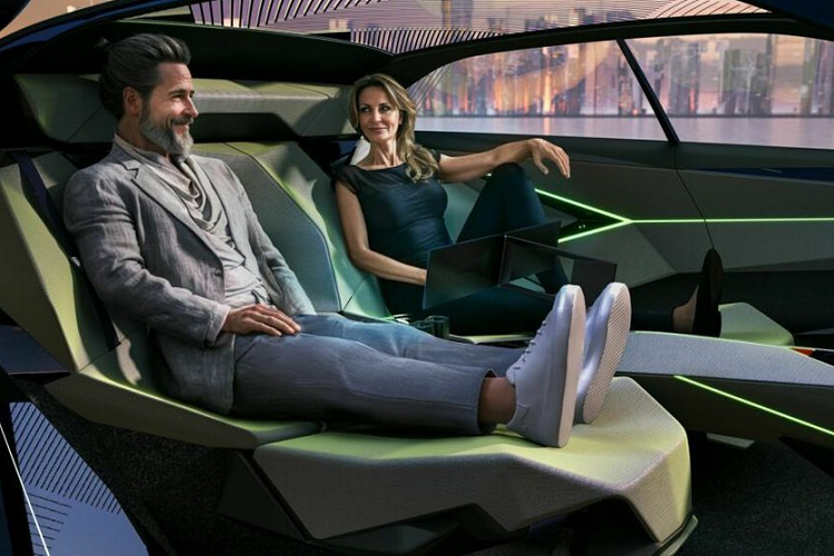 Khu vực thân xe nổi bật với thiết kế cửa cánh bướm ở cả phía trước và phía sau. Tuy nhiên, bởi Hyper Urban được định vị là một mẫu xe phổ thông nên ở bản thương mại, Nissan nhiều khả năng sẽ thay thế loại cửa này bằng cửa thông thường.