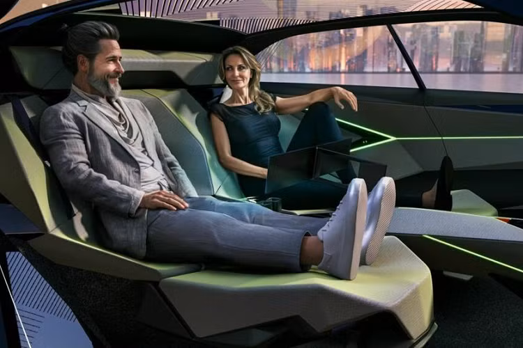 Khu vực thân xe nổi bật với thiết kế cửa cánh bướm ở cả phía trước và phía sau. Tuy nhiên, bởi Hyper Urban được định vị là một mẫu xe phổ thông nên ở bản thương mại, Nissan nhiều khả năng sẽ thay thế loại cửa này bằng cửa thông thường.