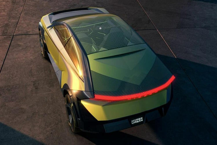 Cảm hứng tương lai cũng được Nissan thể hiện trong thiết kế nội thất của Hyper Urban. Theo đó, xe có cấu hình cabin 4 chỗ ngồi với hai ghế trước có thể gập và nối liền với ghế ở hàng dưới, tạo thành một chiếc ghế dài có thể nằm thoải mái. Ngoài ra, xe còn được trang bị hệ thống màn hình giải trí dành cho người ngồi ở hàng ghế thứ hai.