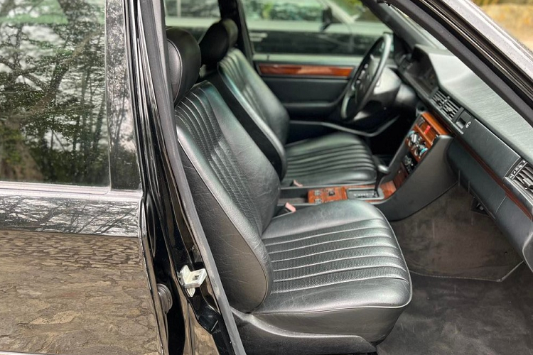 Những hình ảnh tiếp theo về nội thất chiếc xe siêu sang Mercedes-Benz Limousine 6 cửa của Qua Vũ sở hữu logo SL400 cũng cho thấy hàng ghế thứ 2 đã được độ lại để chứa 1 chiếc gương đựng đồ, khay đựng cốc 2 bên xe và tất nhiên còn có hộc đựng gạt tàn xì gà cho chủ nhân của chiếc xế độc này.