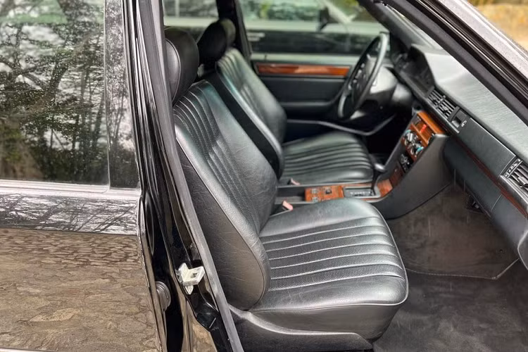 Những hình ảnh tiếp theo về nội thất chiếc xe siêu sang Mercedes-Benz Limousine 6 cửa của Qua Vũ sở hữu logo SL400 cũng cho thấy hàng ghế thứ 2 đã được độ lại để chứa 1 chiếc gương đựng đồ, khay đựng cốc 2 bên xe và tất nhiên còn có hộc đựng gạt tàn xì gà cho chủ nhân của chiếc xế độc này.