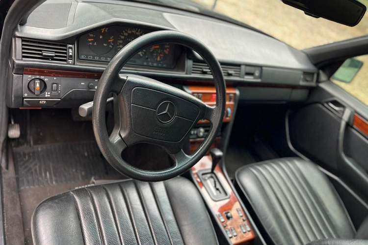 Tất nhiên, chiếc xe siêu sang Mercedes-Benz 6 cửa cổ điển này không có những tính năng hiện đại như các dòng xe mới hiện nay, dễ nhận ra bằng hình ảnh cho thấy cửa kính của xe vẫn phải chỉnh cơ, cụm đèn pha được điều chỉnh bằng núm xoay tương tự các mẫu Mercedes-Benz đời mới.