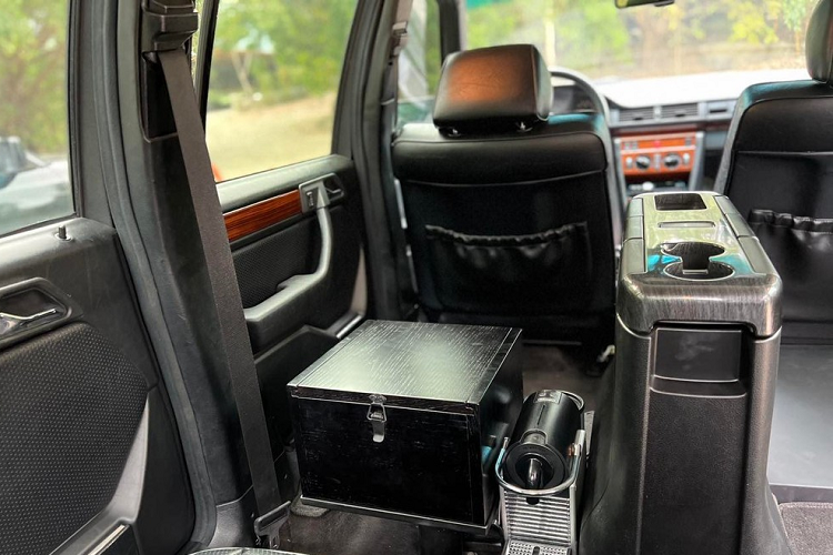 Chưa rõ khối động cơ của chiếc Mercedes-Benz Limousine 6 cửa thứ hai mang biển số 51G-306.87. Còn chiếc Mercedes-Benz 280E Limousine thế hệ W124 sở hữu động cơ mã M104 với dung tích 2.8L cho công suất cực đại 193 mã lực tại 5.500 vòng/ phút, momen xoắn tối đa 270 Nm tại 3.750 vòng/ phút. Xe sử dụng hộp số tự động 4G-Tronic.