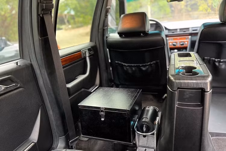 Chưa rõ khối động cơ của chiếc Mercedes-Benz Limousine 6 cửa thứ hai mang biển số 51G-306.87. Còn chiếc Mercedes-Benz 280E Limousine thế hệ W124 sở hữu động cơ mã M104 với dung tích 2.8L cho công suất cực đại 193 mã lực tại 5.500 vòng/ phút, momen xoắn tối đa 270 Nm tại 3.750 vòng/ phút. Xe sử dụng hộp số tự động 4G-Tronic.