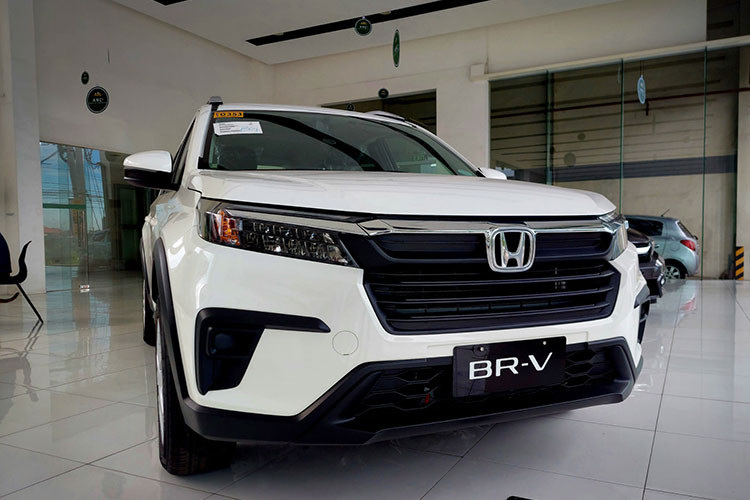 Thiết kế của Honda BR-V thế hệ mới được đánh giá là thời trang và cuốn hút hơn hẳn so với thế hệ đầu tiên. Về ngoại thất, Honda BR-V sở hữu phong cách thiết kế cứng cáp, nam tính.
