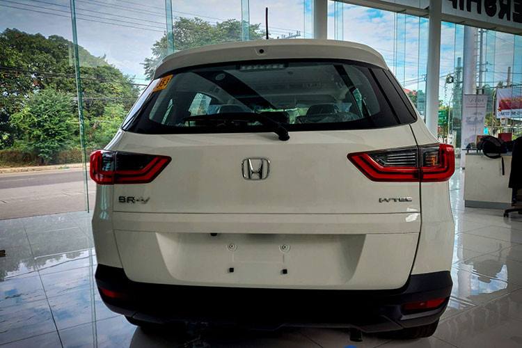 Đồng thời, Honda BR-V 2023 mới còn có đèn pha LED hoàn toàn tự động thích ứng, lưới tản nhiệt cỡ lớn. Mẫu MPV này sở hữu la-zăng 17 inch hoặc 16 inch tuỳ phiên bản, đèn hậu dạng LED dạng nổi.