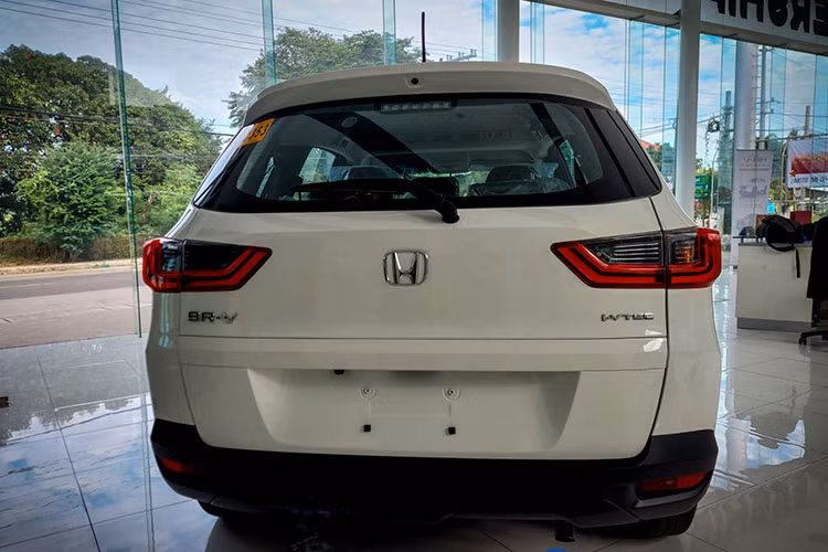 Đồng thời, Honda BR-V 2023 mới còn có đèn pha LED hoàn toàn tự động thích ứng, lưới tản nhiệt cỡ lớn. Mẫu MPV này sở hữu la-zăng 17 inch hoặc 16 inch tuỳ phiên bản, đèn hậu dạng LED dạng nổi.