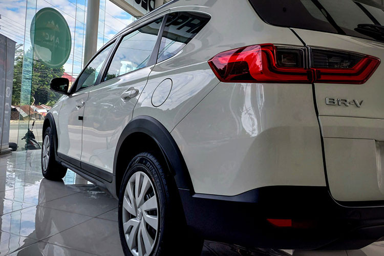 Mẫu xe MPV Honda BR-V 2023 xếp dưới phân khúc của CR-V, HR-V. Honda BR-V có thiết kế lai SUV, xe sở hữu kích thước D x R x C lần lượt là 4.490 x 1.780 x 1.685 mm, trục cơ sở 2.700 mm, tức tương đương với Mitsubishi Xpander và Toyota Veloz Cross.