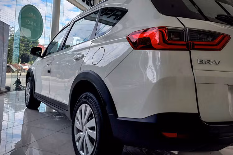 Mẫu xe MPV Honda BR-V 2023 xếp dưới phân khúc của CR-V, HR-V. Honda BR-V có thiết kế lai SUV, xe sở hữu kích thước D x R x C lần lượt là 4.490 x 1.780 x 1.685 mm, trục cơ sở 2.700 mm, tức tương đương với Mitsubishi Xpander và Toyota Veloz Cross.
