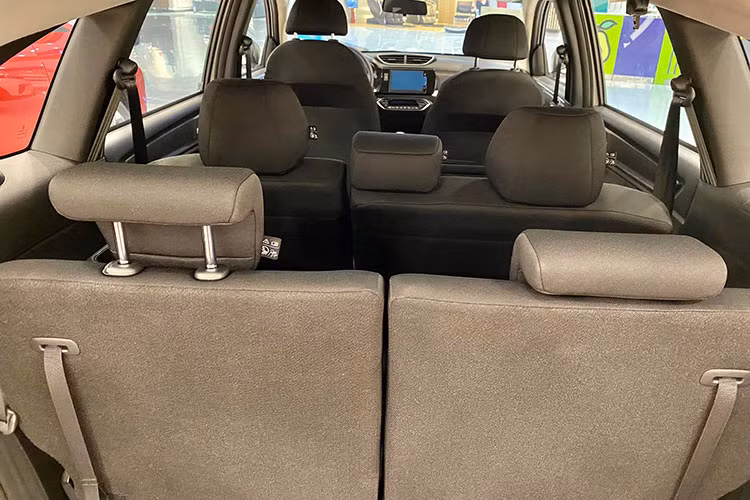 Ngoài ra Honda BR-V 2023 cũng có thêm các trang bị khác như: LaneWatch, camera lùi, 6 túi khí, chống bó cứng phanh ABS, phân bổ lực phanh điện tử EBD, cân bằng thân xe điện tử VSA..