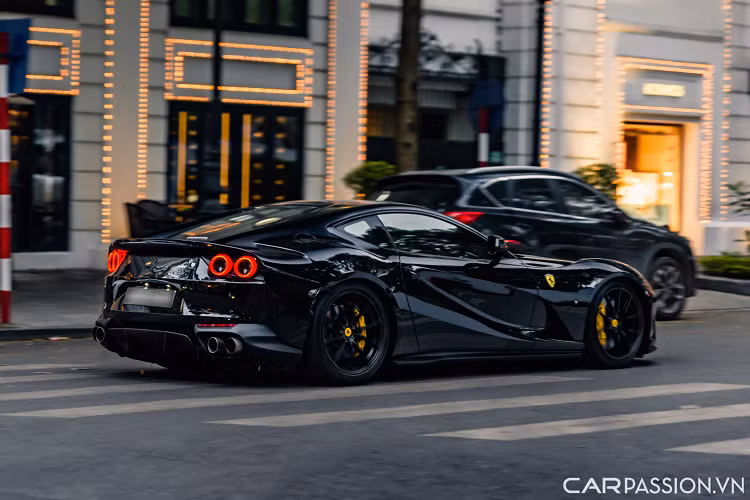 McLaren 720S sử dụng động cơ V8 tăng áp kép có dung tích 4.0 lít, sản sinh công suất tối đa 710 mã lực và mô men xoắn cực đại đạt mức 770 Nm. Xe có khả năng tăng tốc từ 0-100 km/h trong vòng 2,9 giây, 0-200 km/h trong 7,9 giây và có tốc độ tối đa 341 km/h. Tốc độ tối đa đạt 320km/h.